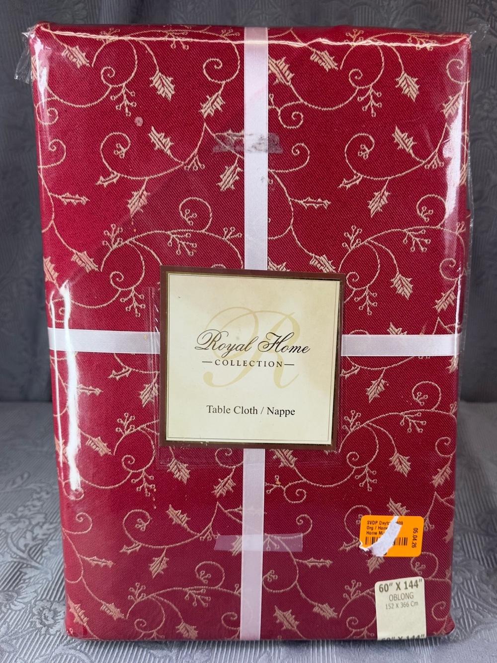 Royal Home Collection Gold Holly Vines  Rectangular Table Cloth 60x144”Seat12-16